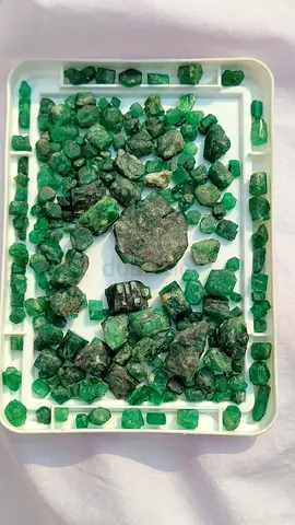 Rough Emerald Sawat 616CT