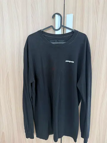 Patagonia black long-sleeve crewneck sweatshirt (small logo)