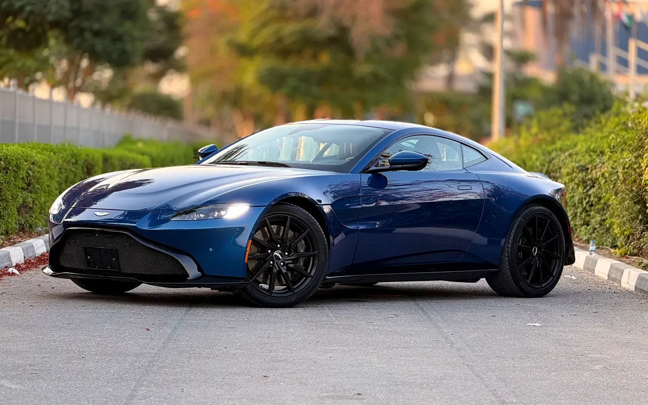 Aston Martin Vantage 2019 — photo 1 of 19