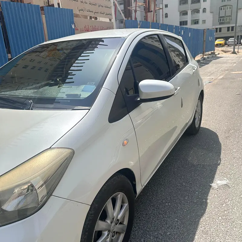 Toyota Yaris 2012 — photo 1 of 5