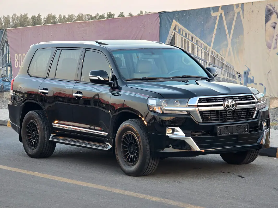 Toyota Land Cruiser 2010 — photo 1 of 9