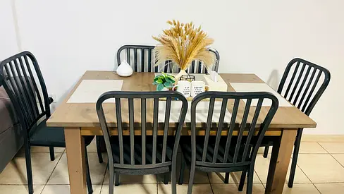 6-seater wooden extendable dining table with metal chairs - good condition