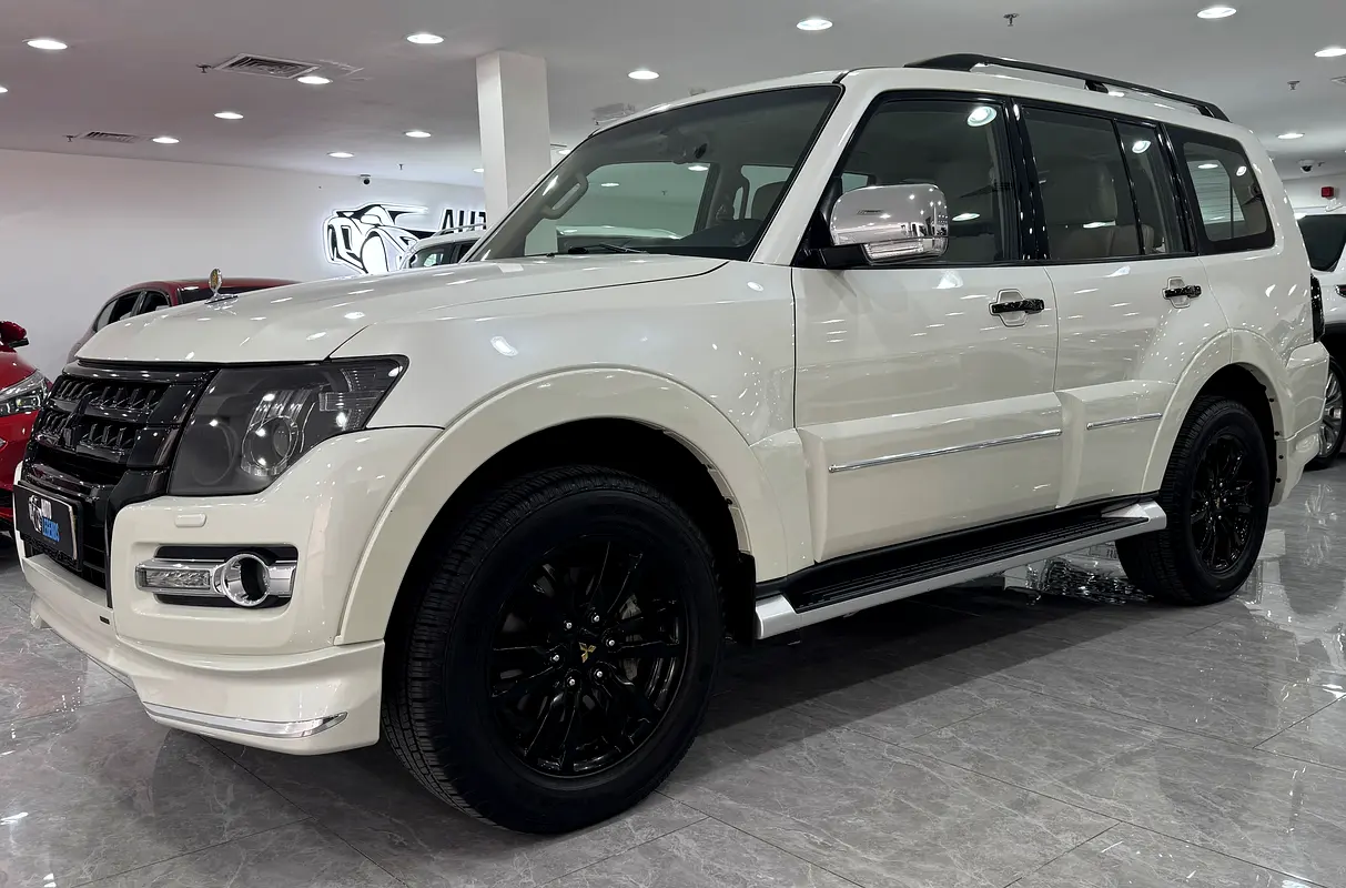Mitsubishi Pajero 2020 — photo 1 of 14