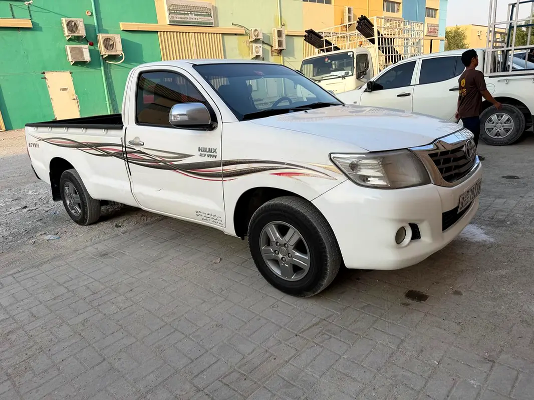 Toyota Hilux 2015 — photo 1 of 13