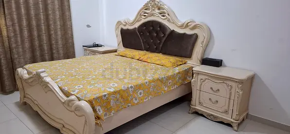 FREE, Classic Style Bedroom Set with Bed and Nightstands Moving offer