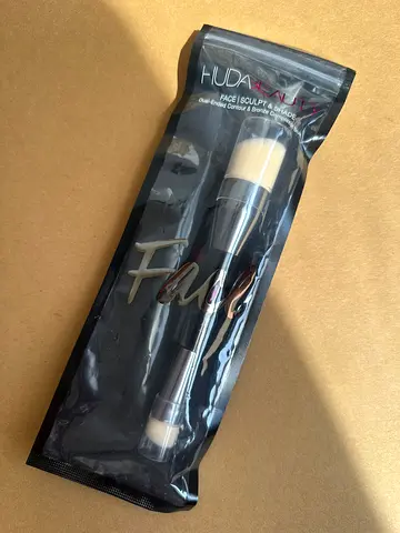 Huda Beauty Makeup Brush