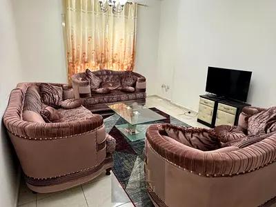متاح من اليوم للإيجار الشهري في التعاون – الشارقة شقة غرفة وصالة بمساحة كبيرة وإطلالة على الشارع العام، مفروشة فرش فندقي أنيق وجاهزة للسكن.