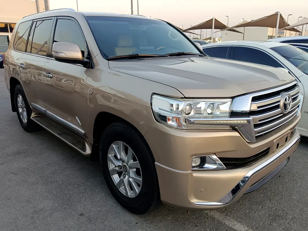 Toyota Land Cruiser 2018 — photo 1 of 10