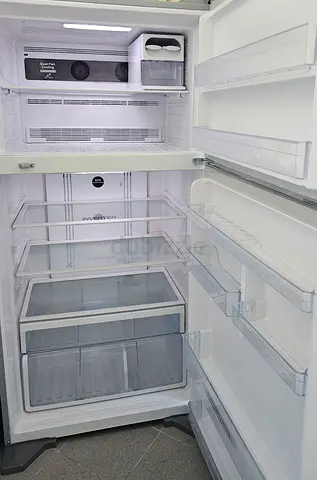 Hitachi refrigerator in clean working condition
