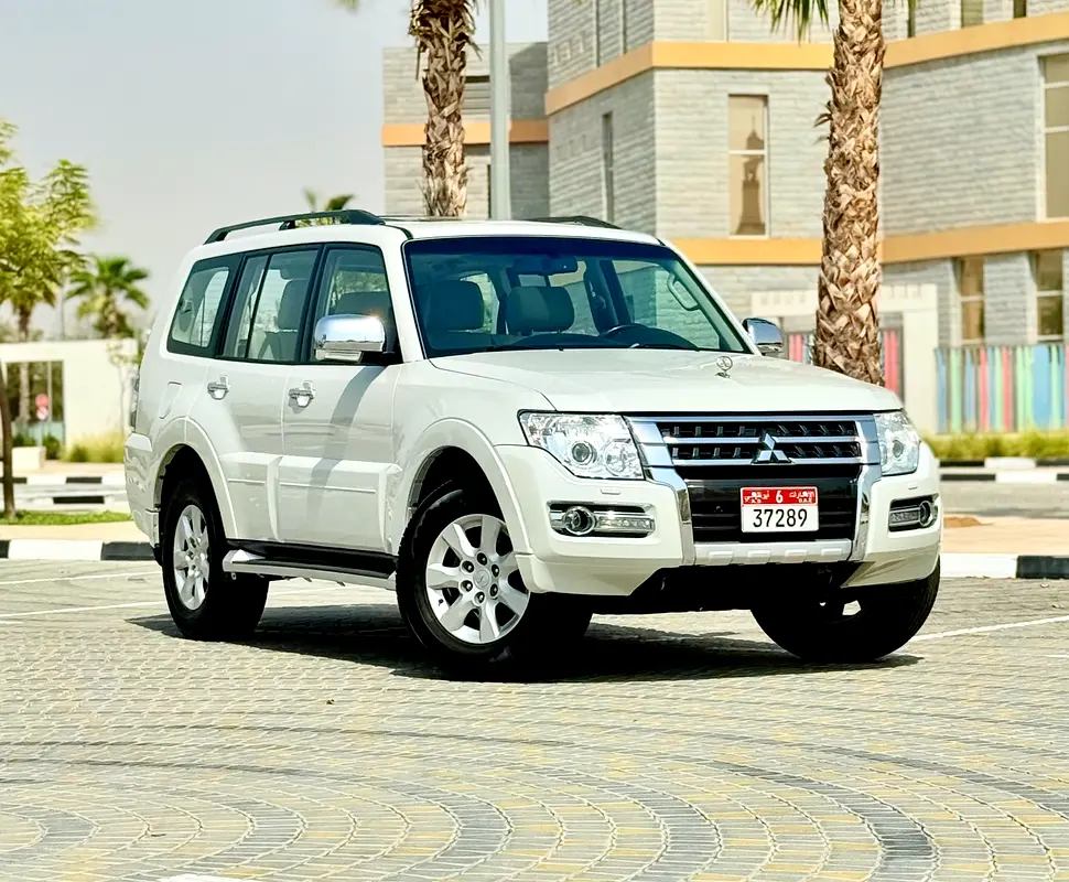 Mitsubishi Pajero 2017 — photo 1 of 16