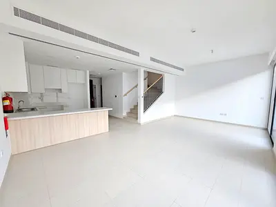 فيلا بثلاث غرف نوم | غرفة خادمة | تشطيبات حديثة | Cherrywoods دبي لاند