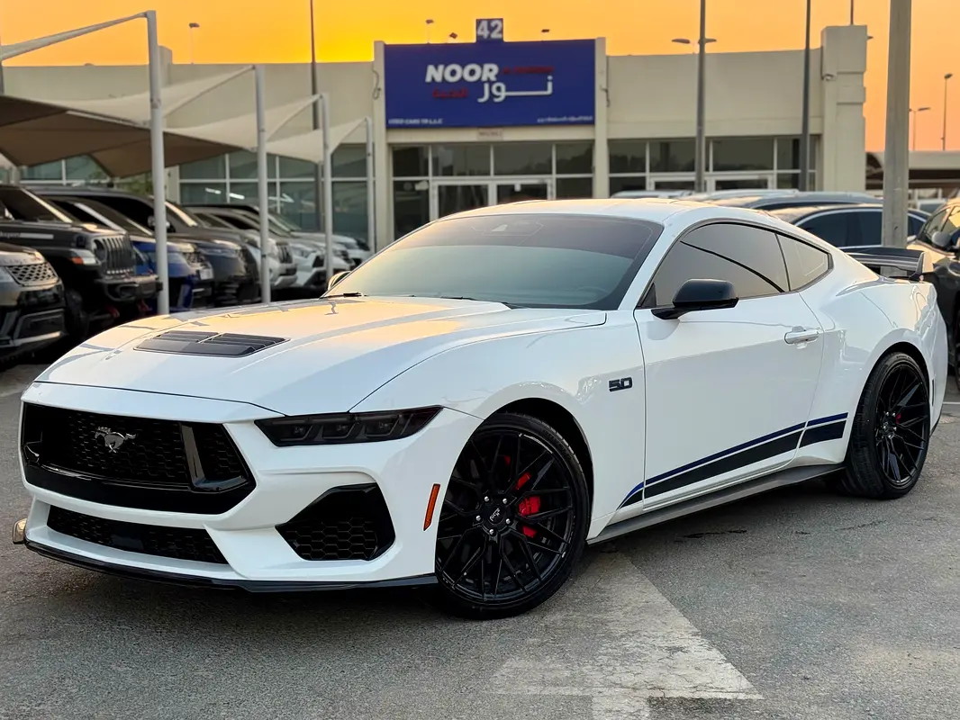 Ford Mustang 2024 — photo 1 of 10