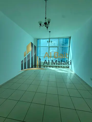 غرفة وصالة بإطلالة بحرية مفتوحة في التعاون | باركن مجاني وخزائن حائط