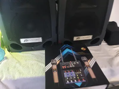 Peavey Escort Portable PA System with Wireless Microphones and mixer with amp