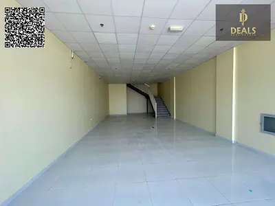 محل تجاري واسع للإيجار في المنطقة الصناعية عجمان | موقع مميز على شارع رئيسي | 1,800 قدم مربع مع ميزانين