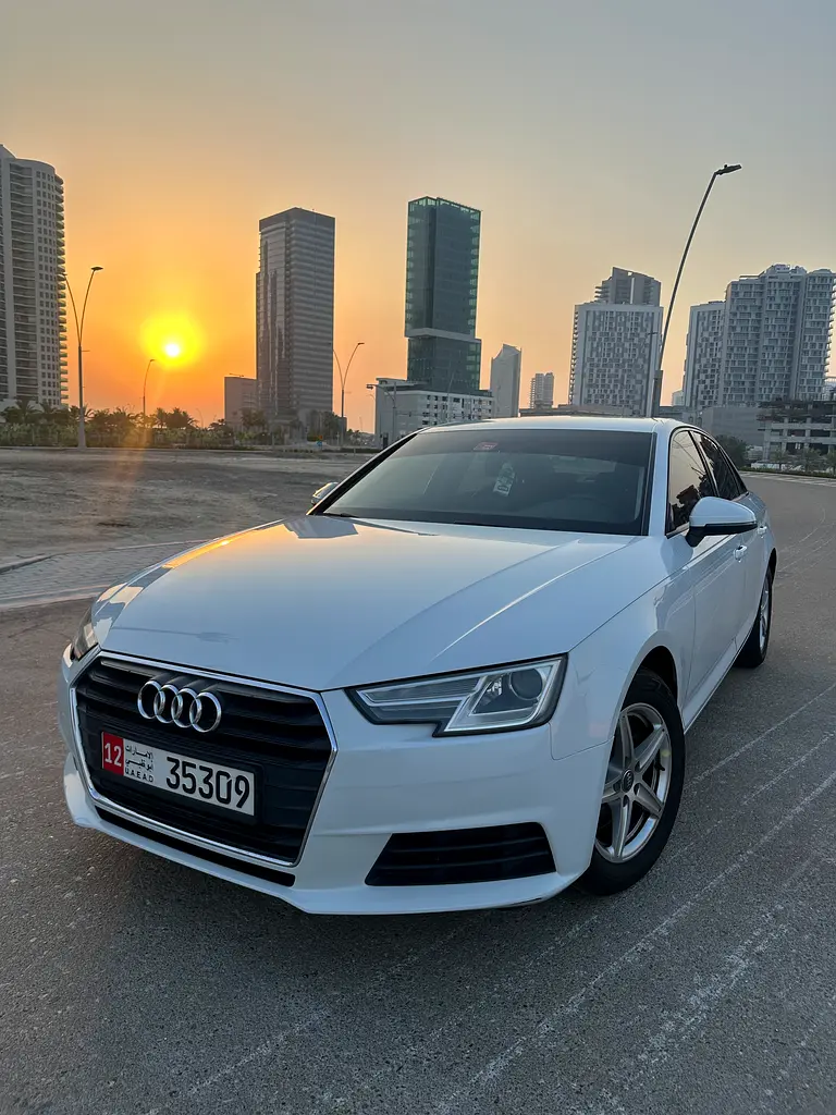 Audi A4 2018 — photo 1 of 10