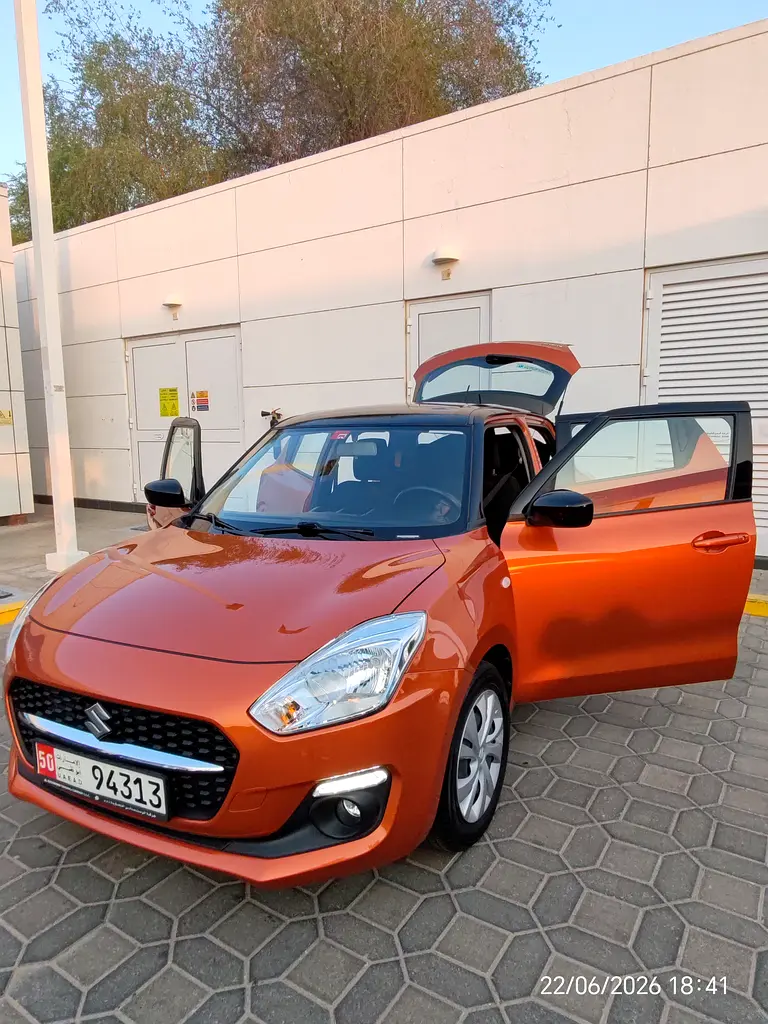 Suzuki Swift 2022 — photo 1 of 8