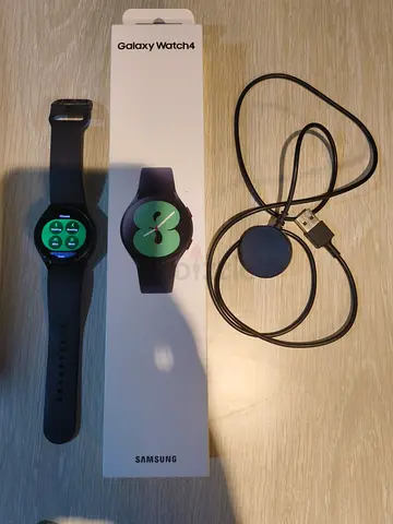 Samsung Galaxy Watch4 (40mm) with charger and original box - good condition