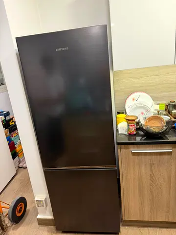 Samsung Black Bottom Freezer Refrigerator (1550)