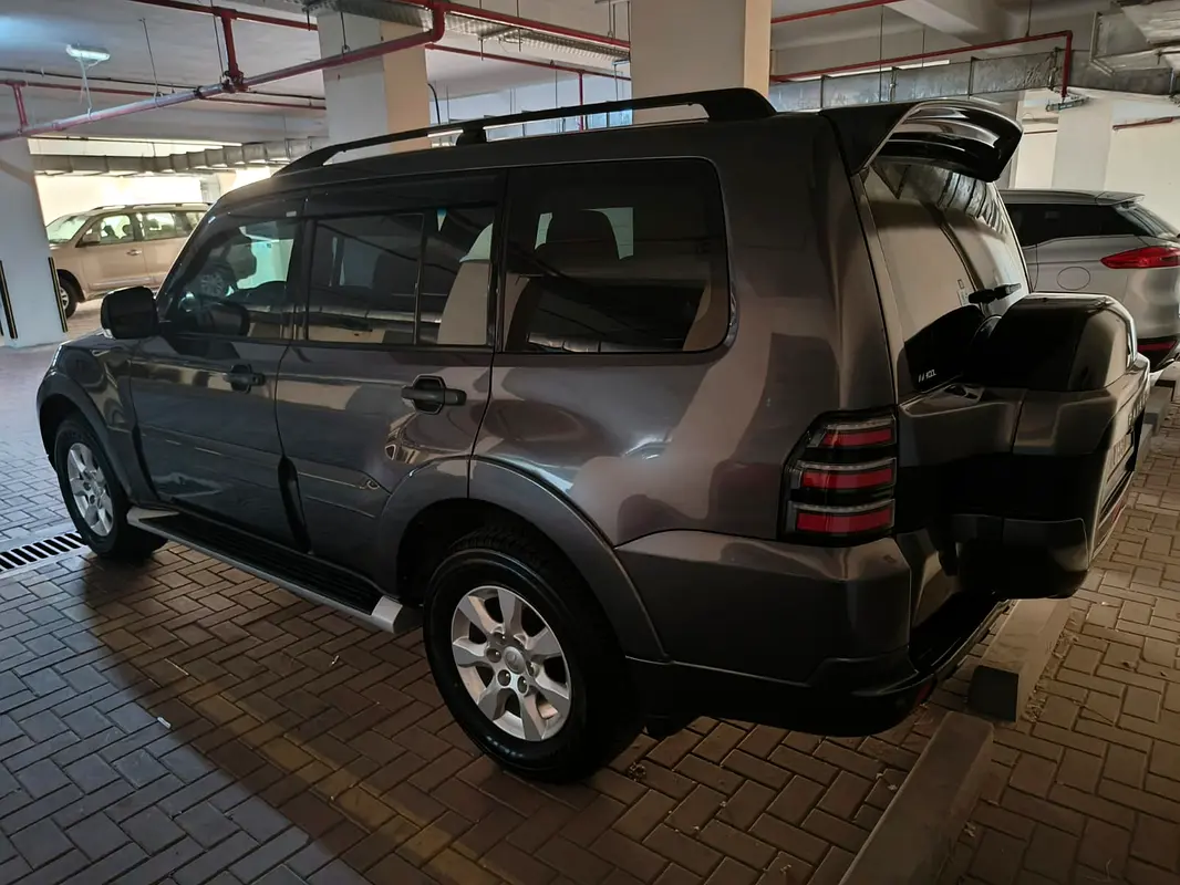 Mitsubishi Pajero 2015 — photo 1 of 12