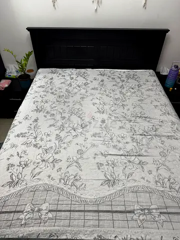 Bed Set with 2 Side Tables – 5x6 ft – Excellent Condition