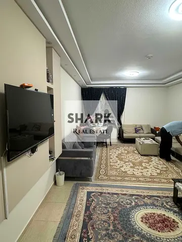 شقة مفروشة بالكامل للبيع في أبراج أورينت، طابق 10 بإطلالة مفتوحة بالكامل على الخور، مقدم 310 ألف وأقساط شهرية ميسرة.