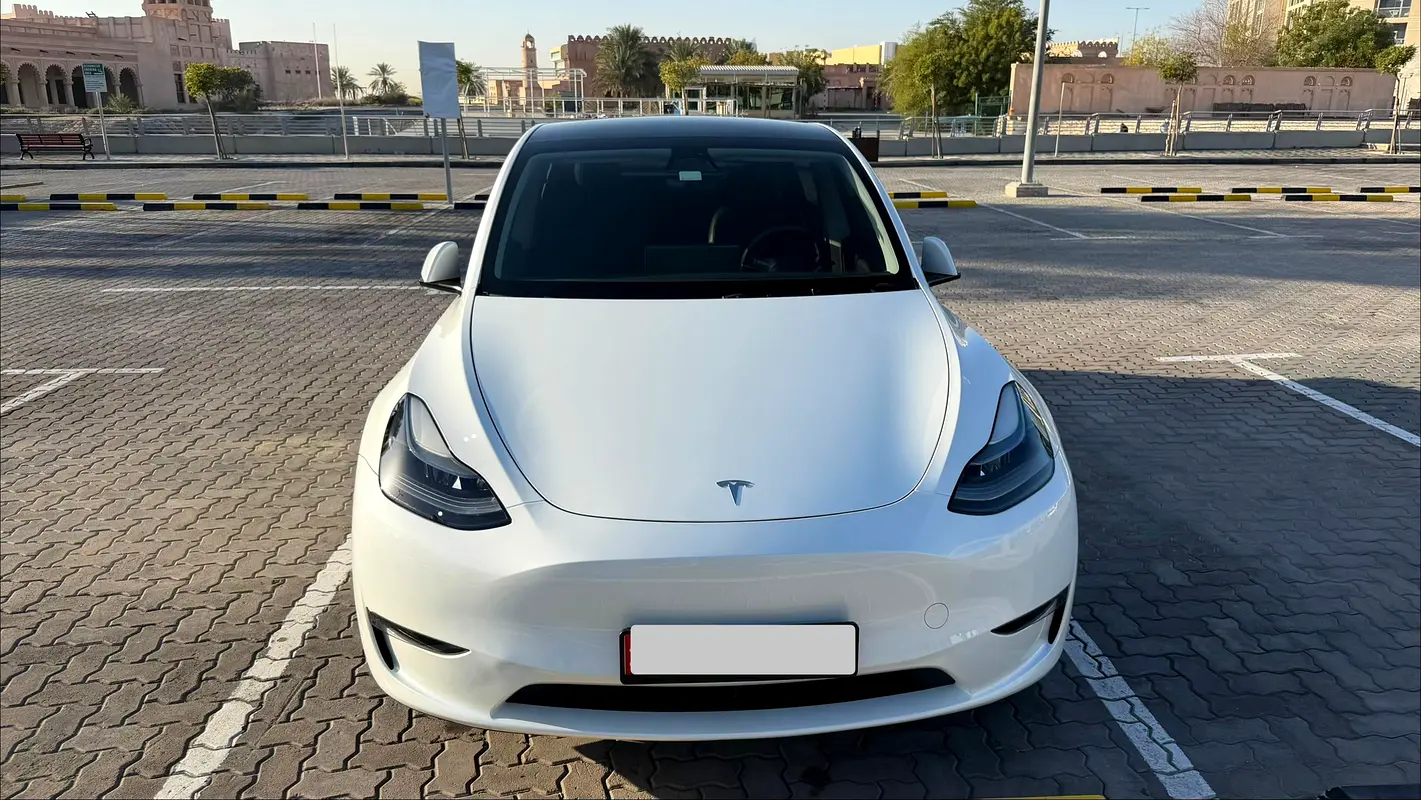 Tesla Model Y 2023 — photo 1 of 6