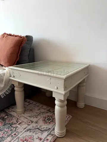 White Vintage-Style Wooden Coffee Table with Glass Top