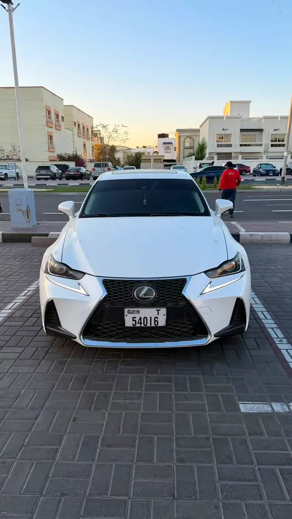 Lexus IS-Series 2017 — photo 1 of 10