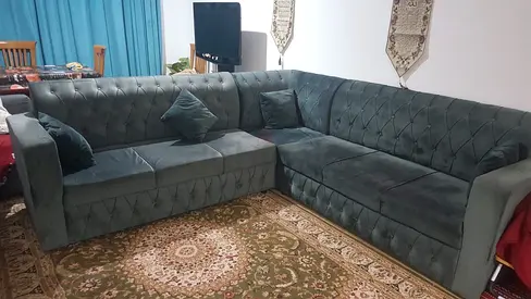 L-shaped tufted velvet corner sofa - deep green, good condition