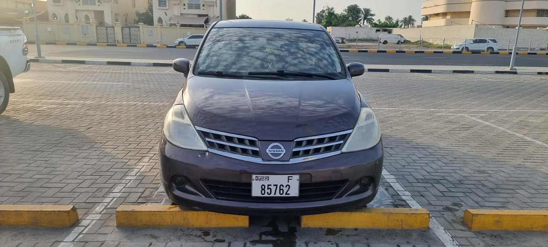 Nissan Tiida 2009 — photo 1 of 4