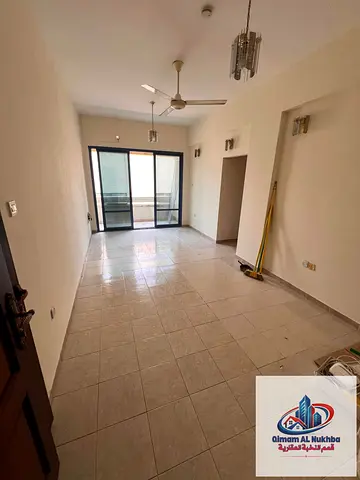 Balcony with an open view, central gas, super deluxe finishing, glass windows, two bathrooms, a prime service location, a very attractive price, and f