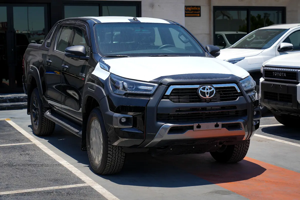 Toyota Hilux 2026 — photo 1 of 18