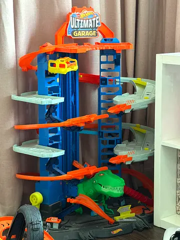 Hot Wheels Ultimate Garage playset - Great Condition