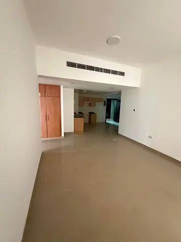 مطبخ مفتوح + تشطيب راقٍ + موقع استراتيجي على مخرج دبي مباشرة، غرفة وصالة في النهدة توفر سهولة الوصول والتنقل. 🏡✨