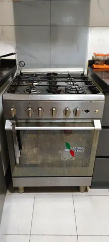 Used 4-burner Italian gas cooker with oven