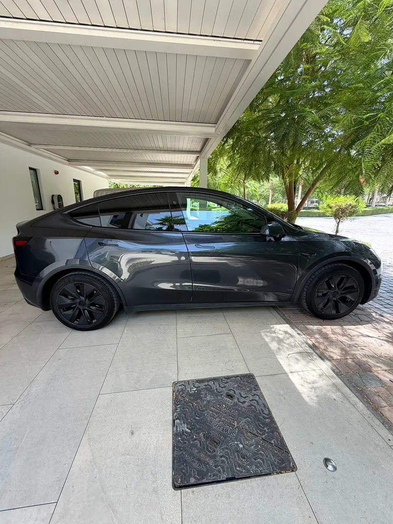 Tesla Model Y 2025 — photo 1 of 18