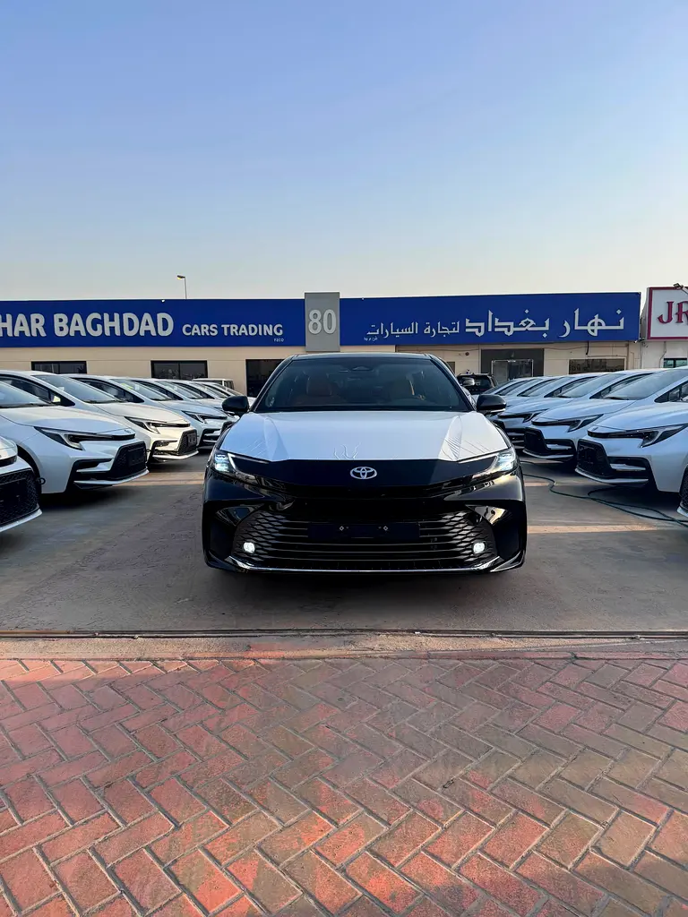 Toyota Camry 2026 — photo 1 of 18