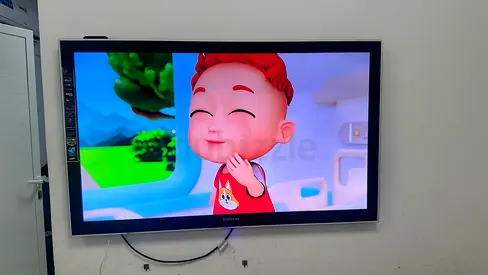 Samsung 40-43 inch LED TV mounted on wall - good working condition