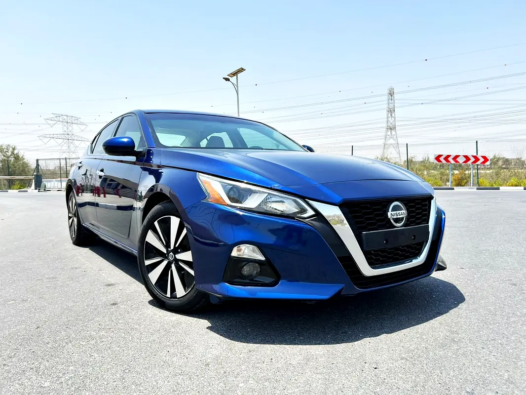 Nissan Altima 2022 — photo 1 of 14
