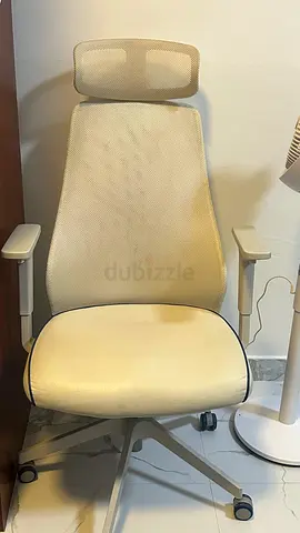 White ergonomic office chair with headrest — good condition