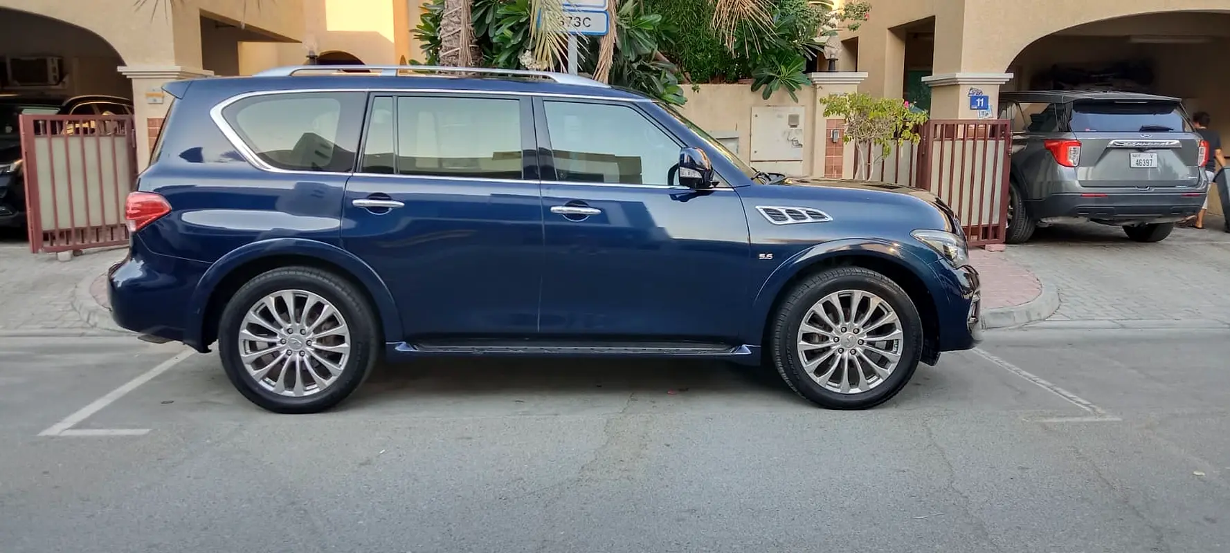 Infiniti QX80 2016 — photo 1 of 20