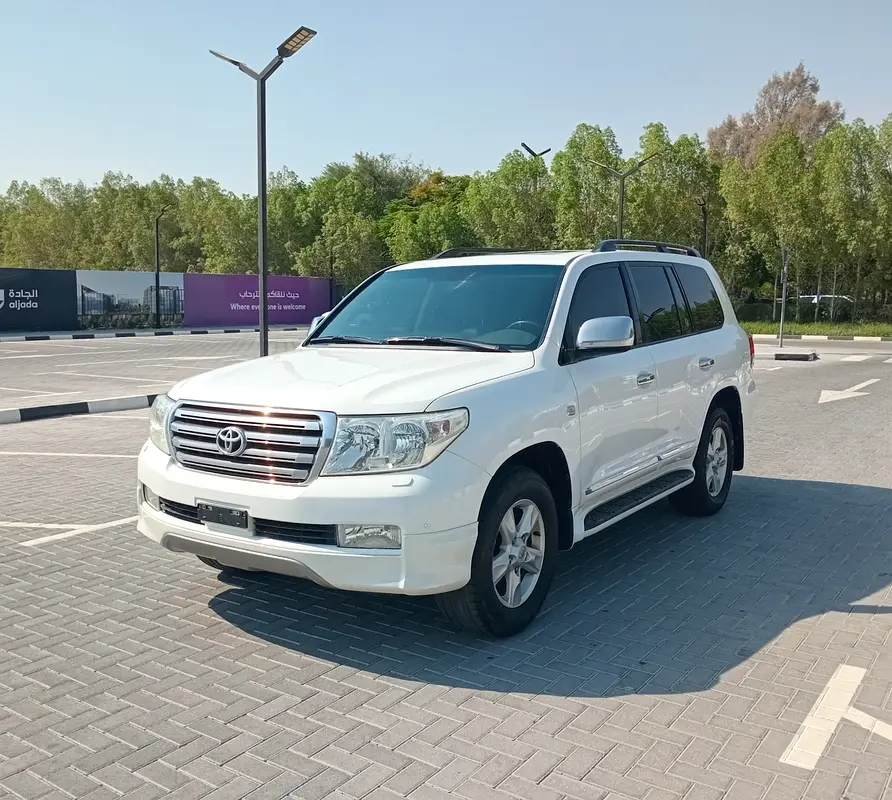 Toyota Land Cruiser 2010 — photo 1 of 12