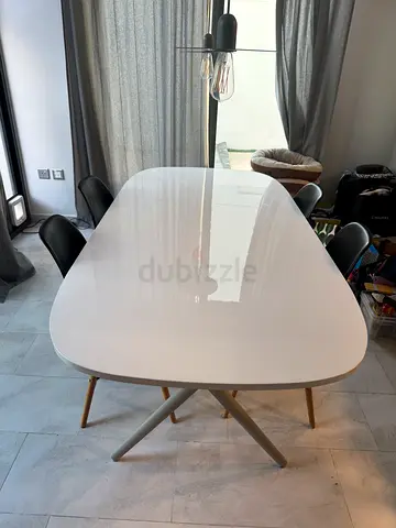 Cheap White Modern Dining Table with good Condition