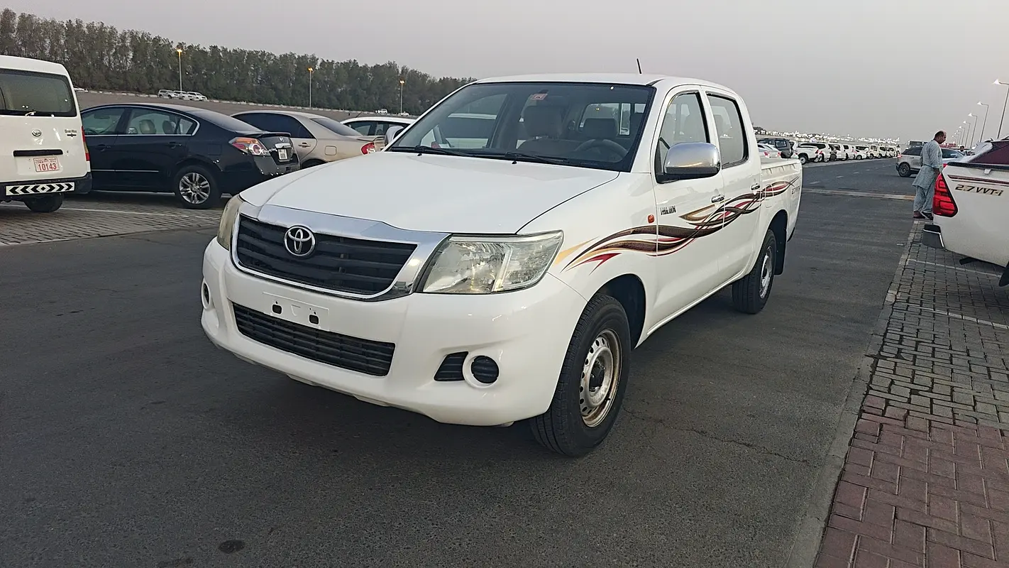 Toyota Hilux 2015 — photo 1 of 18