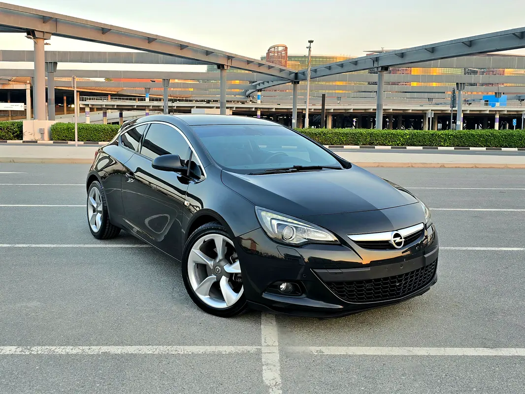Opel Astra 2014 — photo 1 of 20