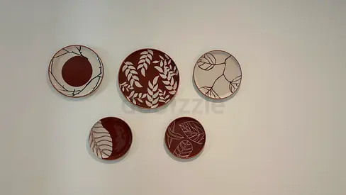 Set of 5 Metal Decorative Wall Plates with Leaf Motif — Brown  White