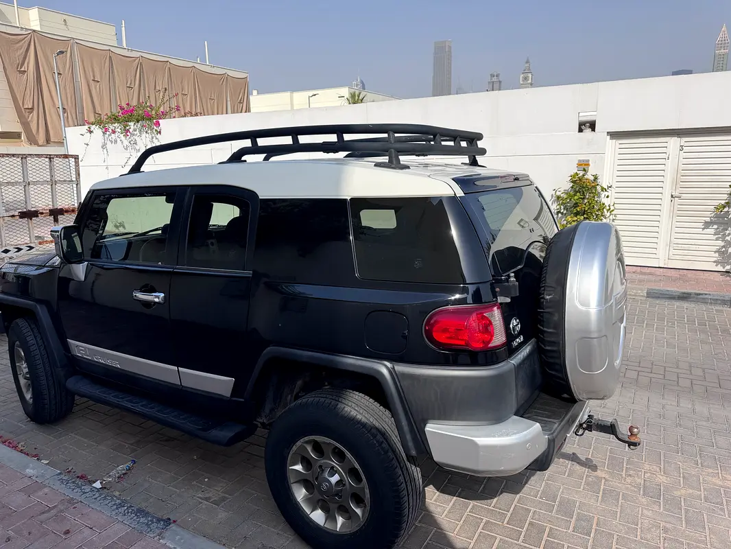 Toyota FJ Cruiser 2012 — photo 1 of 10