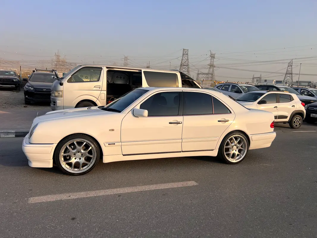Mercedes-Benz E-Class 1996 — photo 1 of 9
