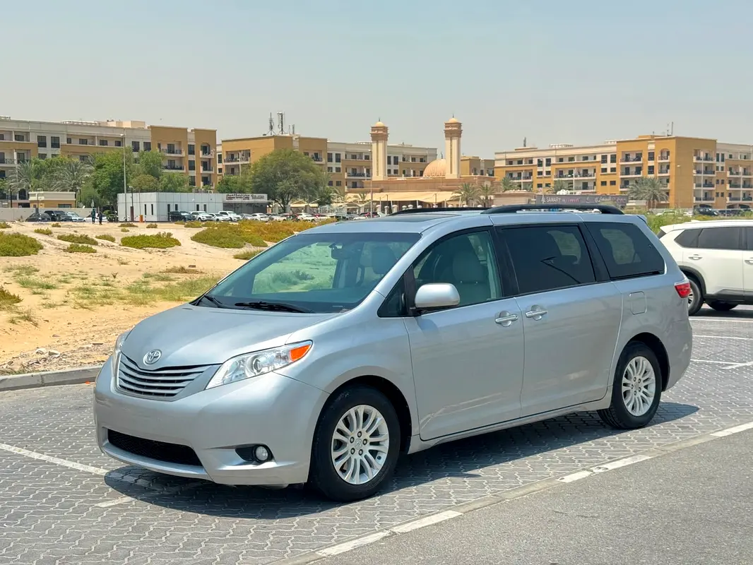 Toyota Sienna 2016 — photo 1 of 17